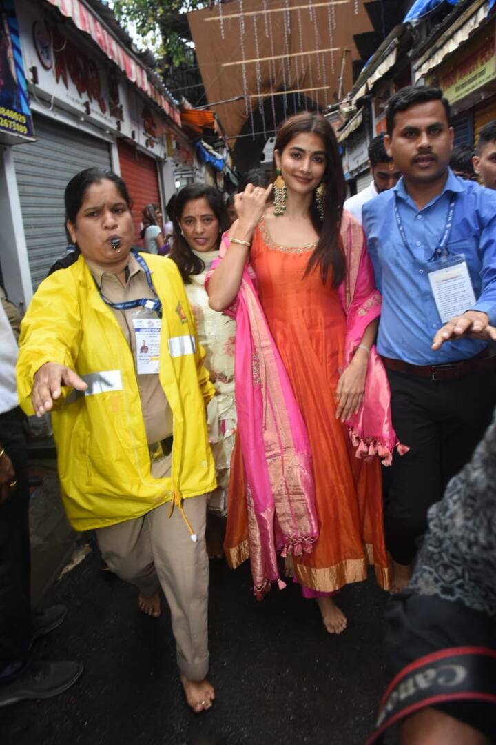 ఈ మధ్యకాలంలో పూజా హెగ్డే నటించిన సినిమాలన్నీ బాక్స్ ఆఫీస్ వద్ద ప్లాప్స్ గా నిలిచాయి. దాంతో ప్రస్తుతం బాలీవుడ్ లో సినిమాలు చేస్తోంది.