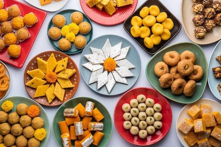 Newspaper is not for eating samosa and sweets, FSSAI warns shopkeepers before festivals અખબારમાં સમોસા અને મીઠાઈઓ ખાતા હોય તો ચેતી જજો, તહેવારો પહેલા દુકાનદારોને FSSAI એ આપી ચેતવણી