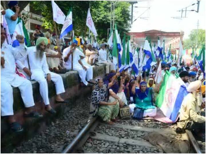 तीन विवादास्पद कृषि कानूनों के खिलाफ प्रदर्शन के दौरान जिन किसानों की मौत हुई उनमें से प्रत्येक के परिवार को 10 लाख रुपये और एक सरकारी नौकरी की मांग भी की जा रही है.