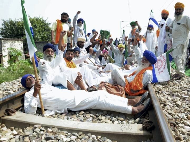 Kisan Rail Roko Andolan: पंजाब में गुरुवार को किसानों ने अपना तीन दिवसीय रेल रोको आंदोलन शुरू किया और कई जगहों पर रेल की पटरियों पर बैठ गए जिससे कम से कम 91 ट्रेनों की आवाजाही प्रभावित हुई.