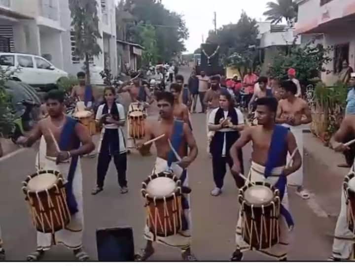 विसर्जन मिरवणुकीत पारंपरिक वाद्यांनी चांगलाच रंग भरला आहे.