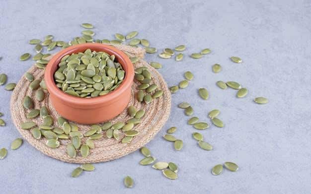 कद्दू के बीज (Pumpkin Seeds): इंफ्लामेशन, ब्लैडर, लिवर या आंत की समस्याओं में कद्दू का बीज दवा की तरह काम करता है. इसे खाने से शरीर को भरपूर मात्रा में प्रोटीन और फाइबर समेत कई पोषक तत्व मिल जाते हैं, जो कई तरह की समस्याओं से छुटकारा दिलाने में काफी हैं.