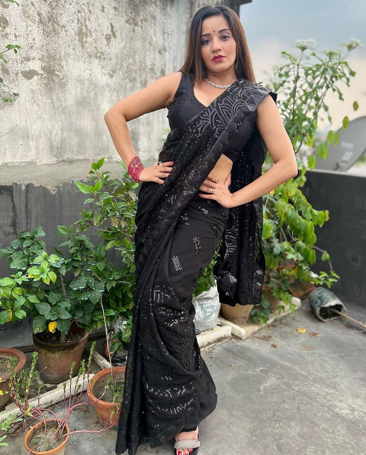 બિગ બોસમાં જોવા મળેલી એક્ટ્રેસ મોનાલિસાએ તેના ઈન્સ્ટાગ્રામ હેન્ડલ પરથી કેટલીક તસવીરો શેર કરી છે. આ તસવીરોમાં મોનાલિસા બ્લેક સાડી પહેરેલી જોવા મળી હતી.