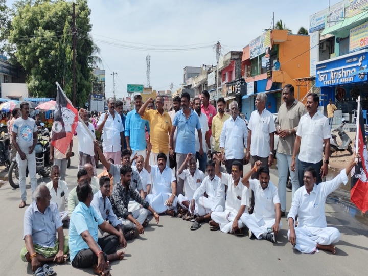 திருப்போரூரில் பரபரப்பு...! எம்ஜிஆர் சிலைக்கு காவி துண்டு.. போராட்டத்தில் குதித்த அதிமுகவினர்!