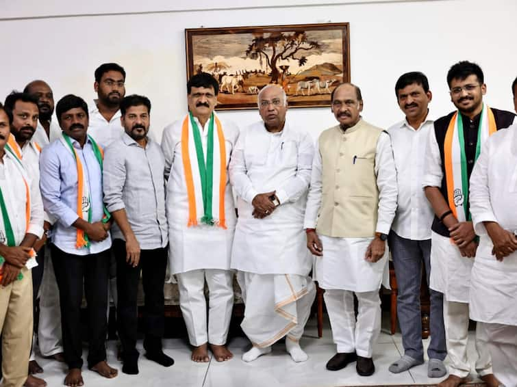 Mainampally Hanumantha Rao wearing Congress Tirtha, Kharge wearing party scarf Mynampally Hanumantha Rao:  కాంగ్రెస్ తీర్థం పుచ్చుకున్న మైనంపల్లి హనుమంతరావు, పార్టీ కండువా కప్పిన ఖర్గే