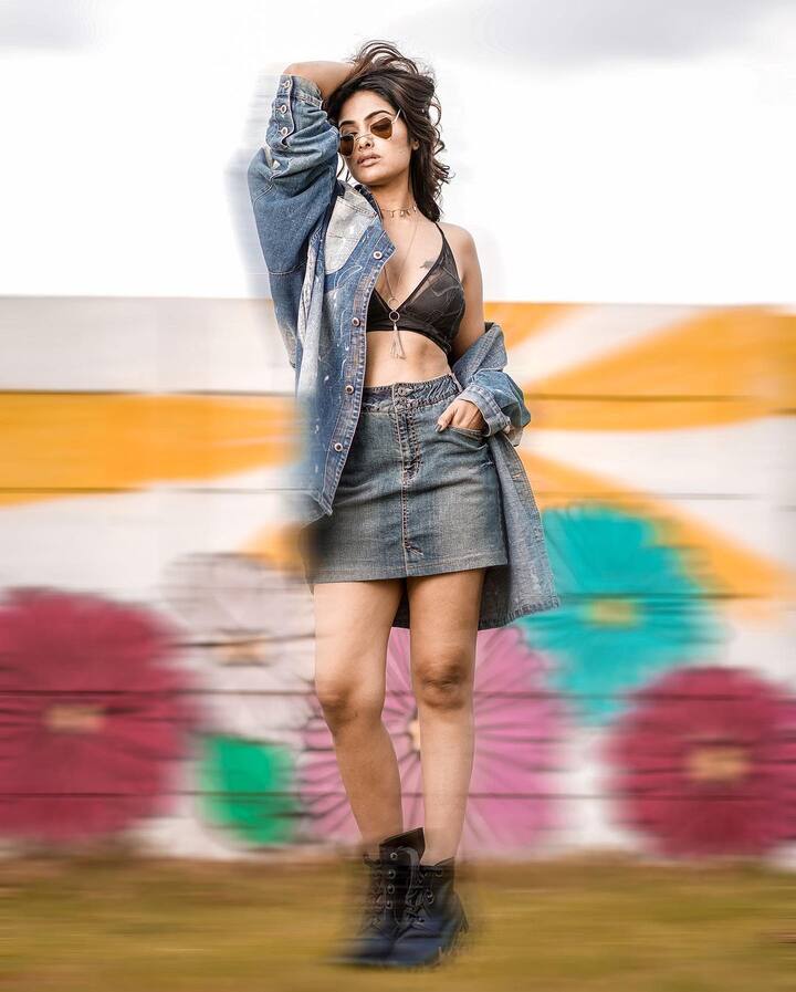 టాలీవుడ్ యువ నటి దివి గురించి స్పెషల్ గా పరిచయం చేయాల్సిన అవసరం లేదు. ఇప్పటి వరకు ఈ బ్యూటీ చాలా సినిమాల్లో నటించింది. కానీ అన్నీ చిన్న చిన్న పాత్రలు కావడంతో పెద్దగా ఎవరూ పట్టించుకోలేదు. బిగ్ బాస్ కి వెళ్లి వచ్చినప్పటి నుంచీ దివికి ఫాలోయింగ్ పెరిగింది. అవకాశాలు కూడా పెరిగాయి.