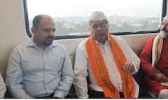 Pune ganeshotsav 2023 : आधी मेट्रो अन् नंतर दुचाकी,  मिरवणुकीला पोहचण्यासाठी चंद्रकांत पाटलांचा सुसाट प्रवास