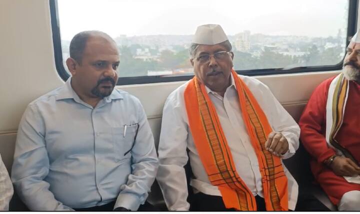 पुण्याचे पालकमंत्री चंद्रकांत पाटील यांनी गणपती विसर्जन मिरवणुकांपर्यंत पोहचण्यासाठी पुणे मेट्रोचा प्रवास केला आहे.