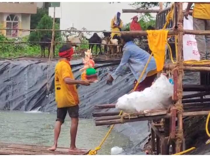 भर पावसात सातारा शहरात विसर्जन सुरू आहे.