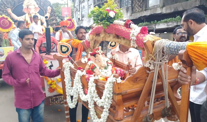 पारंपरिक ढोल पथकांनी ताल धरला आहे.