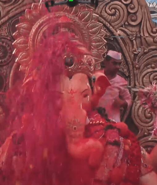 लालबागच्या राजावर श्रॉफ बिल्डिंगजवळ पुष्पवृष्टी