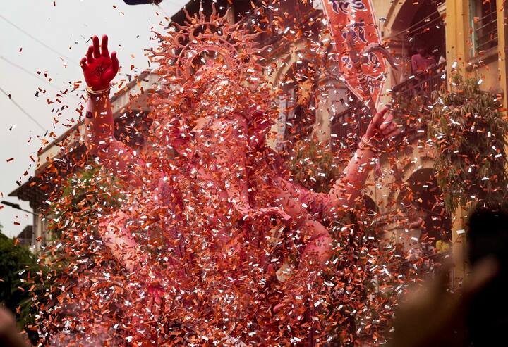 मुंबईच्या राजाच्या अर्थात गणेश गल्लीच्या राजाच्या विसर्जन मिरवणुकीला सुरुवात झाली आहे