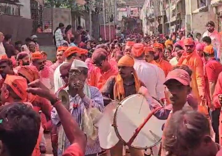 लेझीम नृत्याचा आनंद घेत गणपती बाप्पाच्या विसर्जन मिरवणुकीत तरुणाई बेभान होऊन थिरकल्याचे पाहायला मिळाले.