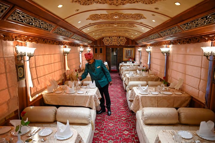 প্যালেস অন হুইলস (Palace on Wheels) ভারতের দ্বিতীয় সবচেয়ে ব্যয়বহুল ট্রেন। এই ট্রেনে চেপে আগ্রা এবং রাজস্থান ভ্রমণের সুযোগ মিলবে। এই ট্রেনে ৭ দিনের যাত্রার জন্য কমপক্ষে ৪.৮ লক্ষ টাকা খরচ করতে হতে পারে।একটি সুপার ডিলাক্স রুমের জন্য ১৩ লক্ষ টাকা পর্যন্ত খরচ করতে হতে পারে।