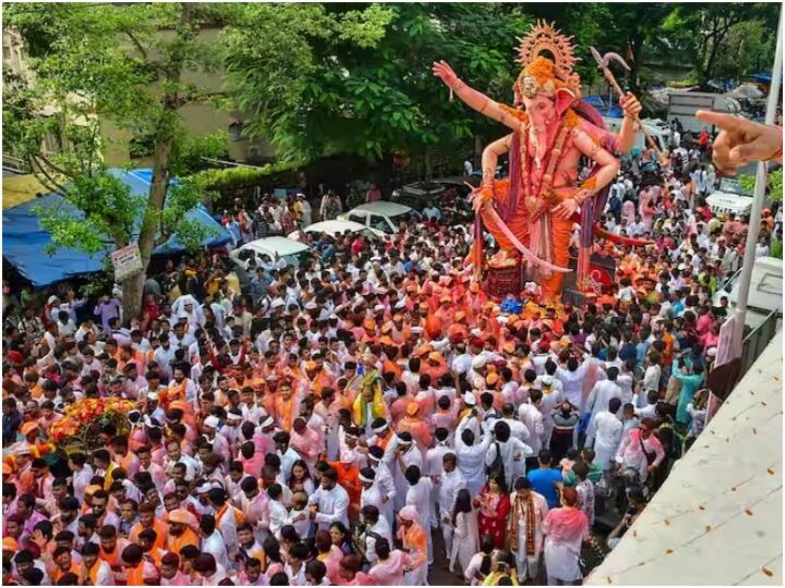 बृहन्मुंबई महानगर पालिका के अनुसार, त्योहार के सातवें दिन तक 1,65,964 प्रतिमाएं कृत्रिम तालाबों और विभिन्न जलाशयों में विसर्जित की गईं.
