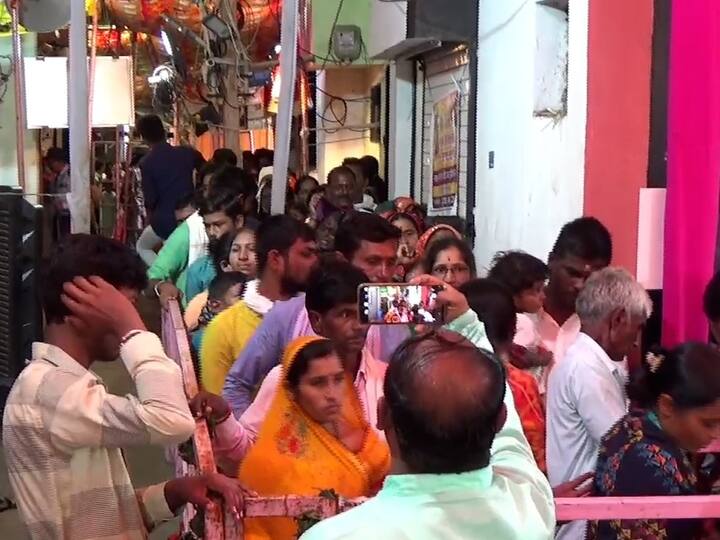 हाच मोदक घेण्यासाठी हजारो भक्तांची गर्दी आता चिंतामणी गणपती मंदिर परिसरामध्ये दिसून येत आहे.