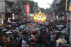 Pune Ganesh Visarjan 2023 : गणाधीश रथावर दगडूशेठ गणपती दिमाखात विराजमान; एक झलक पाहण्यासाठी पुणेकरांची तौबा गर्दी...