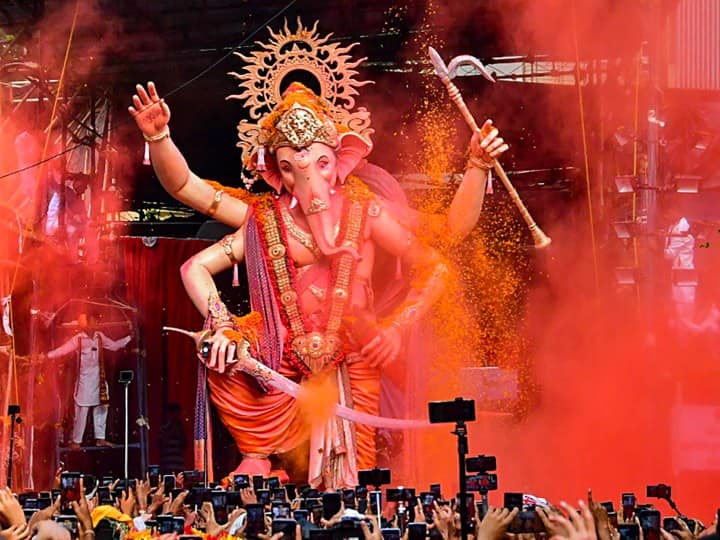 Ganesh Visarjan Photo:  देशभर से गणेश उत्सव के विसर्जन की शानदार तस्वीरें सामने आई हैं. गणेश प्रतिमाओं के देखने के लिए हजारों की संख्या में लोग सड़कों पर इक्ट्ठा नजर आए.