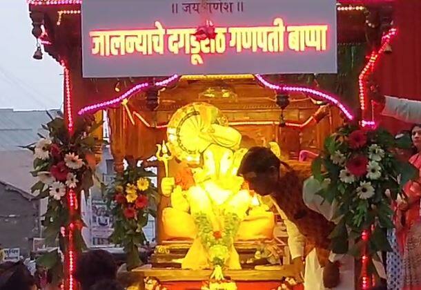 गणपती मिरवणुकीत डमरू पथकाचा एक वेगळाच अंदाज पाहायला मिळाला.