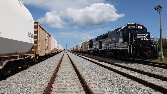 NASA SLS Booster Motor Segments By Train : ఆర్టెమిస్ 2 కోసం రాకెట్ సిద్ధం చేస్తున్న నాసా | ABP Desam