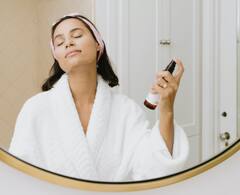 Skin Care Tips : वयाच्या पन्नाशीनंतरही चेहऱ्यावर चमक हवी आहे? फाॅलो करा 'हे' भन्नाट स्किन केअर रूटिन