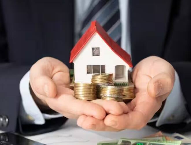 ઘર ખરીદવું એ દરેકનું સપનું હોય છે. લોકો મોટાભાગે નાના શહેરો અને મેટ્રો શહેરોમાં મિલકત ખરીદવાનું વિચારે છે. આવી સ્થિતિમાં જો તમે પણ પ્લાનિંગ કરી રહ્યા છો તો તમારે કેટલીક બાબતો જાણવી જોઈએ.