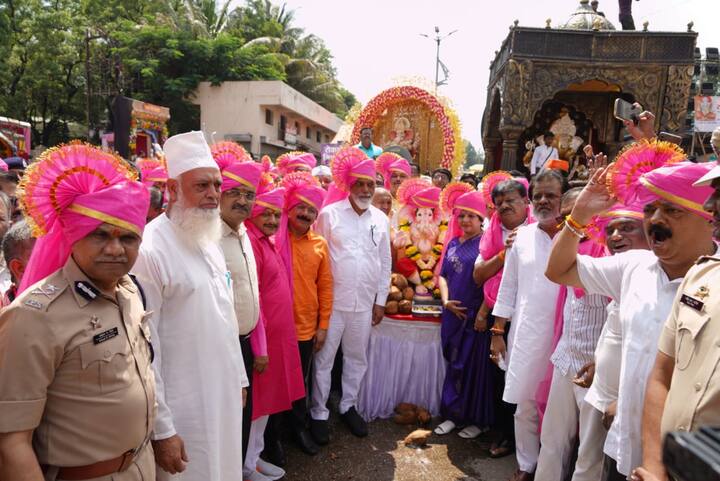 नाशिकमध्ये सुरवातीला महापालिकेच्या शासकीय मानाच्या गणपतीची मान्यवरांच्या हस्ते विधिवत पूजा करून आरती करण्यात आली.