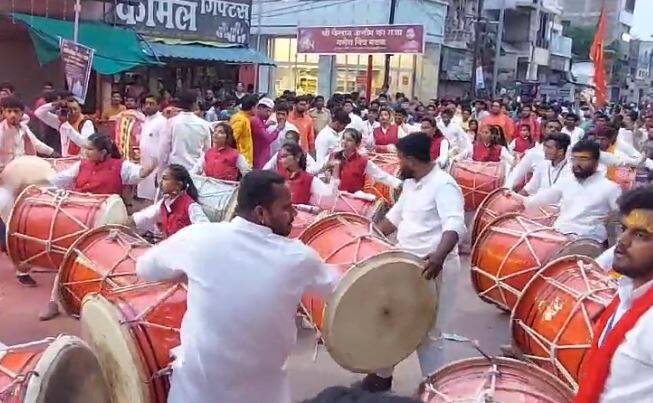 ढोल ताशांच्या गजरात मोठ्या उत्साहात जालन्यात गणपतीच्या मिरवणुकीला सुरुवात झाली आहे.