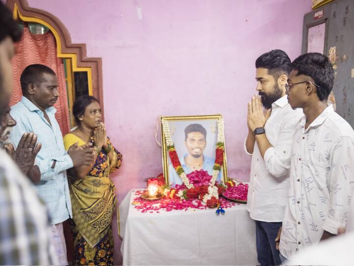 Suriya Visits House Of His Fan Who Died In Road Accident, Offers Condolences To Family रोड एक्सीडेंट में हुई फैन की मौत तो परिवार से मिलने घर पहुंचे सुपरस्टार Suriya, सोशल मीडिया पर वायरल हुईं तस्वीरें