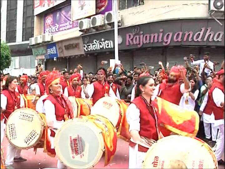 ढोल-ताशांच्या गजरात कलाकार मंडळी बाप्पाला निरोप देणार आहेत.