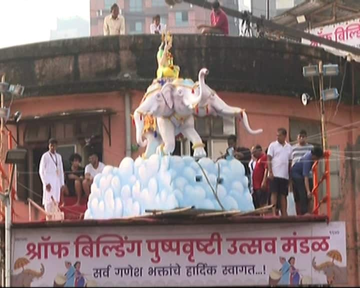 दरवर्षी  श्रॉफ बिल्डिंगमधून बाप्पावर होणाऱ्या पुष्पवृष्टीचा अनुभव 'याचि देही याचि डोळा' अनुभवण्यासाठी अनेक भाविक गर्दी करतात.