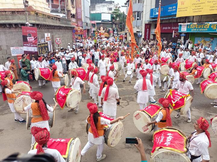 कोल्हापूर विसर्जन मिरवणुकीत जिवंत देखावे सुद्धा आकर्षण असणारआहे.