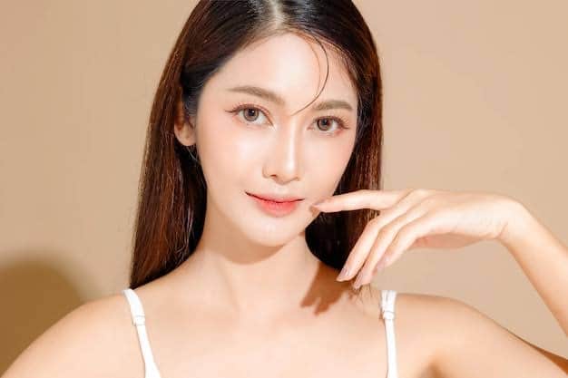 जब सुंदरता की बात आती है तो कोरिया (korean beauty )की महिलाओं का जिक्र जरूर होता है. कोरियाई महिलाएं अपनी जवां स्किन और खूबसूरती के लिए मशहूर हैं. उनकी स्किन (skin care)इतनी जवां होती है कि स्किन से उम्र का पता नहीं चलता.