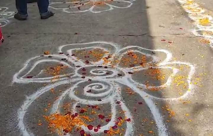 धुळे शहरातील जुने धुळे भागातून निघालेली ही मिरवणूक मोठ्या उत्साहात निघाली असून महिला आणि पुरुषांचा मोठा सहभाग या मिरवणुकीत आहे.