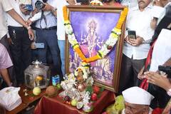 Tembhi Naka Navratri : आता वेध नवरात्रीचे, टेंभी नाका नवरात्रोत्सवाचे मंडप पूजन मुख्यमंत्र्यांच्या हस्ते पार, जाणून घ्या इतिहास आणि राजकीय महत्व