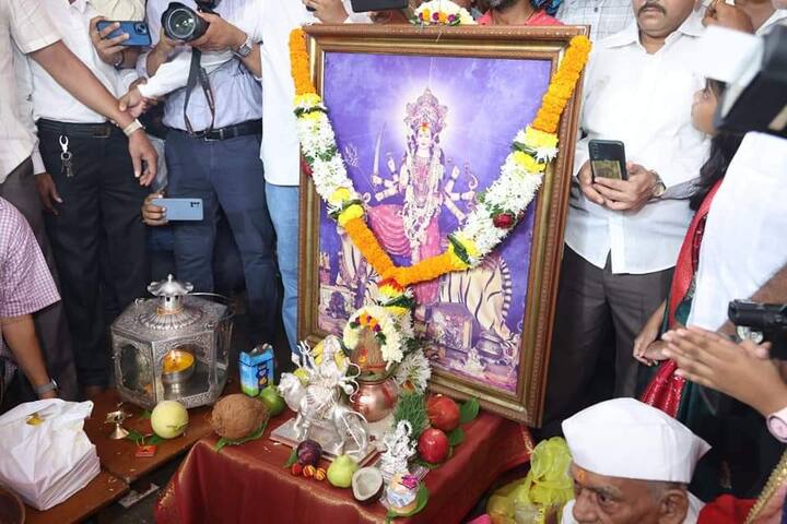टेंभी नाका (Thane Tembhi Naka) येथील जय अंबे माता नवरात्रोत्सव मंडप पूजनासाठी मुख्यमंत्री ठाण्यात दाखल झाले. त्यांच्या हस्ते यावेळी पूजा संपन्न झाली.