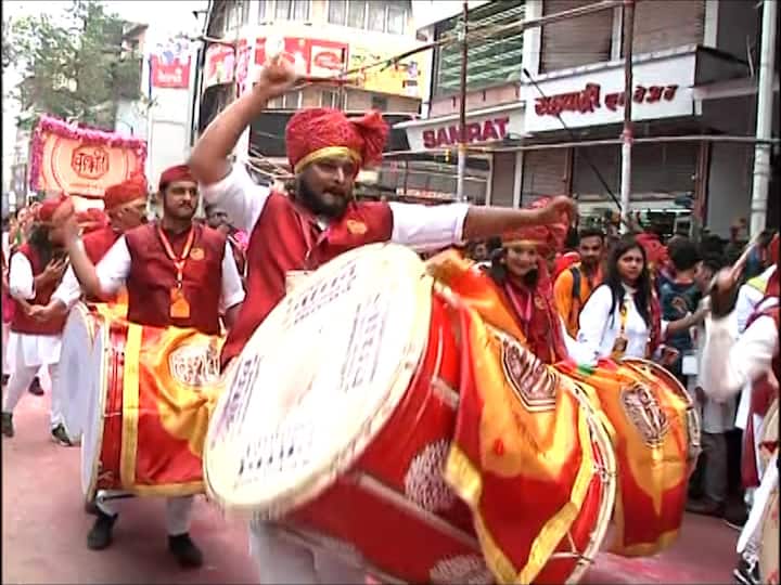 सिद्धार्थ जाधव, तेजस्विनी पंडित, श्रुती मराठे, सौरभ गोखलेसह अनेक कलाकार ढोल ताशा पथकात सहभागी झाले होते.