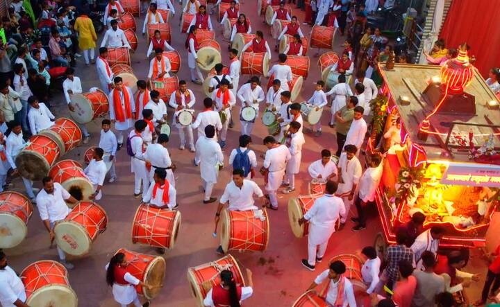जालन्यात ढोल ताशांच्या पथकाची सुंदर दृश्य ड्रोनच्या सह्यानं टीपली आहेत.