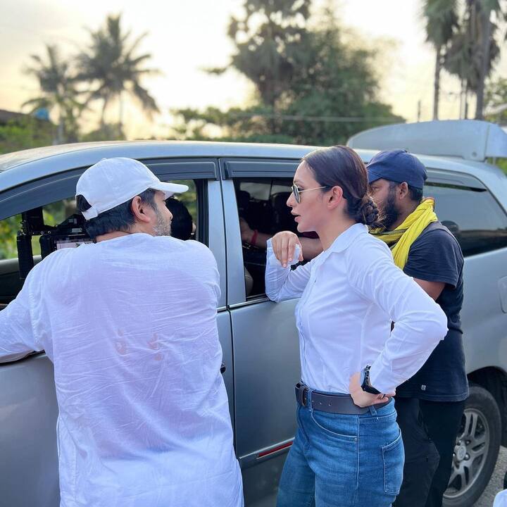 ছবিতে দেখা যাচ্ছে চোখে সানগ্লাস, মাথায় হেলমেট পরে বাইক চালাচ্ছেন অভিনেত্রী।