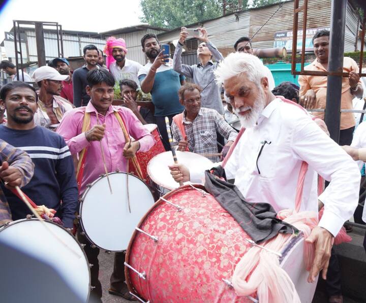 पालकमंत्री दादा भुसे यांनी गणेश विसर्जन मिरवणुकीत सहभागी होत ढोल वाजवून मिरवणूकीस प्रारंभ केला.