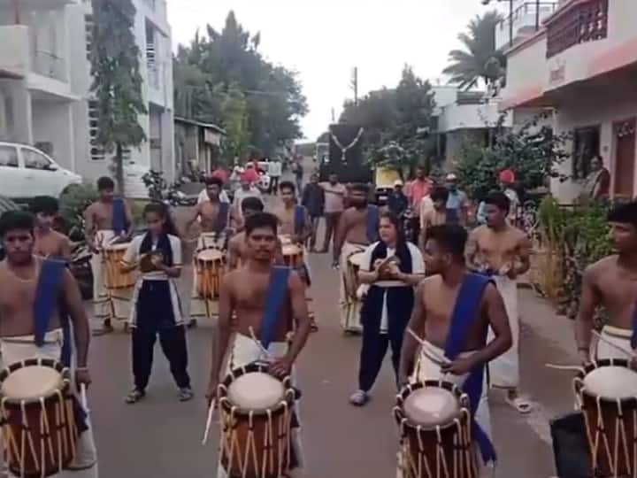 सिद्धनेर्लीत एका मंडळाकडून केरळच्या पारंपरिक वाद्य वाजवणाऱ्याला पथकाला आमंत्रित केलं आहे.