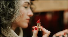 Fashion Tips : लिपस्टिक लावताना 'या' गोष्टी लक्षात ठेवा, तुम्हाला मिळेल क्लासी लुक