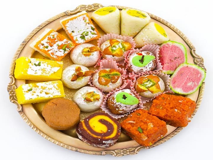 India Food Regulator FSSAI Issues Guidelines for vendors for festive season 2023 समोसा-मिठाई खाने के लिए नहीं है अखबार, FSSAI ने त्योहारों से पहले दुकानदारों को किया आगाह