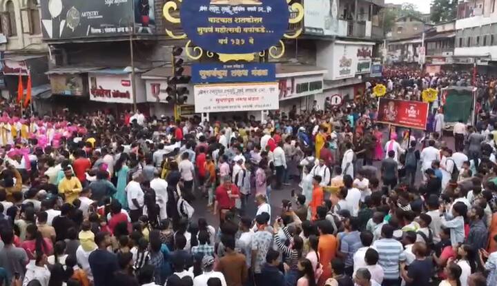 ढोल ताशांच्या गजराने पुणे दुमदुमले आहे.