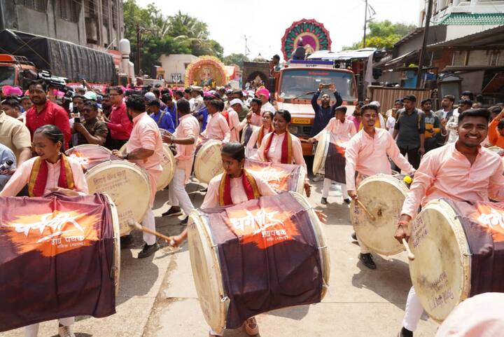 पोलिसांच्या सुचनेनुसार नाशिक शहरातील भद्रकाली येथील वाकडी बारव येथून गणपती विसर्जन रथ मिरवणूकीची सुरवात झाली आहे.