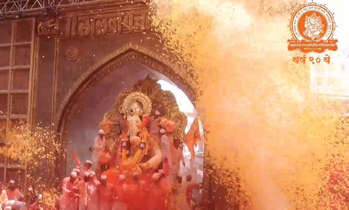 Lalbaugcha Raja 2023: लालबागच्या राजाचा विजय असो... लालबागचा राजा विसर्जनासाठी मार्गस्थ झाला आहे. लालबागमध्ये भक्तांची अलोट गर्दी एकवटली आहे.