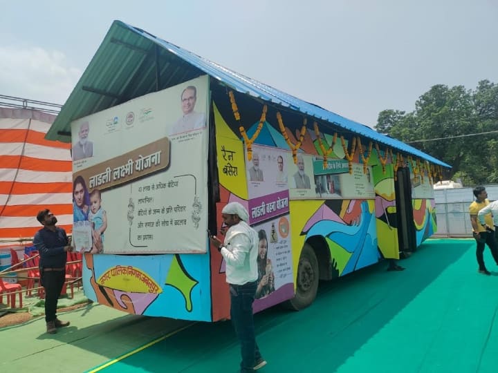 MP News: मध्य प्रदेश के जबलपुर शहर की सबसे पुरानी नगर पालिका ने नवाचार करते हुए पुरानी मेट्रो बसों में चेंजिंग रूम, लायब्रेरी और रैन बसेरा तैयार किया है. प्रदेश में यह अपनी तरह का पहला प्रयोग है