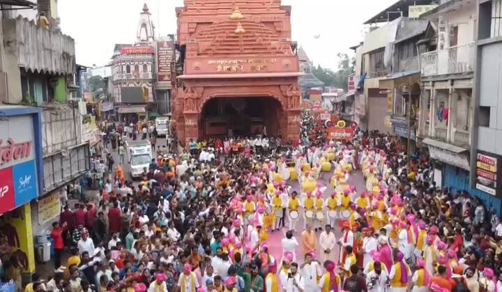 मानाचा पहिला गणपती असलेला कसबा गणपतीच्या विसर्जन मिरवणुकीत ढोल ताशा वादक पथकाने केलेल्या शिस्तबद्ध शिस्तबद्ध वादनाने उपस्थितांच्या डोळ्याचे पारणे फेडले.