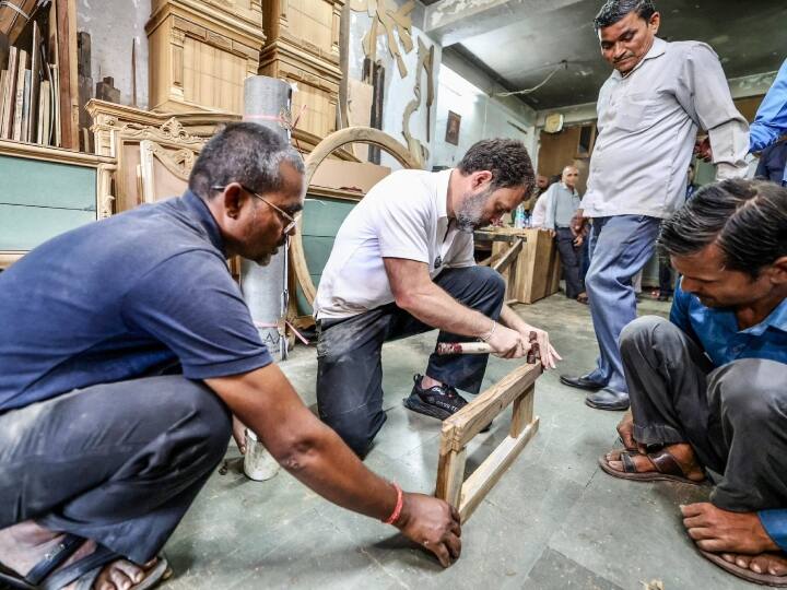 Rahul Gandhi in Delhi: कांग्रेस नेता राहुल गांधी इन दिनों लोगों के बीच जाकर उनसे बातचीत कर रहे हैं. वह कभी कुली बनकर सामान उठाते नजर आते हैं तो कभी मैकेनिक बनकर बाइक रिपेयर करने लगते हैं.