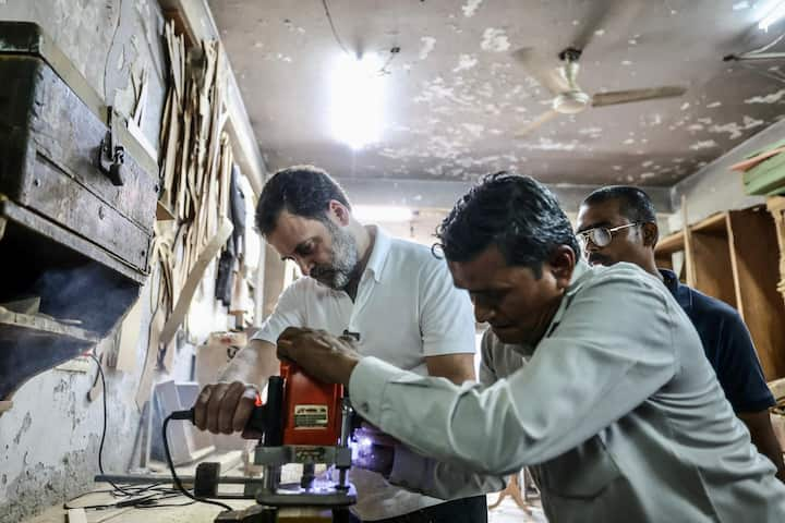 Rahul Gandhi : काँग्रेसचे नेते राहुल गांधी यांनी दिल्लीमध्ये काही सुतारकाम करणाऱ्या नागरिकांची भेट घेतली.